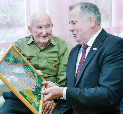 Иван Лоор поздравил алтайских ветеранов с Днем Победы